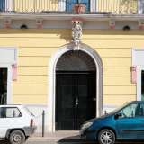 Foto 11. Raggiungiamo ora piazza Umberto, dove ad angolo con via Antonio Beatillo si trova un fabbricato dai delicati colori pastello: palazzo Clemente, dal nome del cavaliere che lo commission� nel 1911 all�ingegnere Orazio Santalucia (foto di Antonio Caradonna)